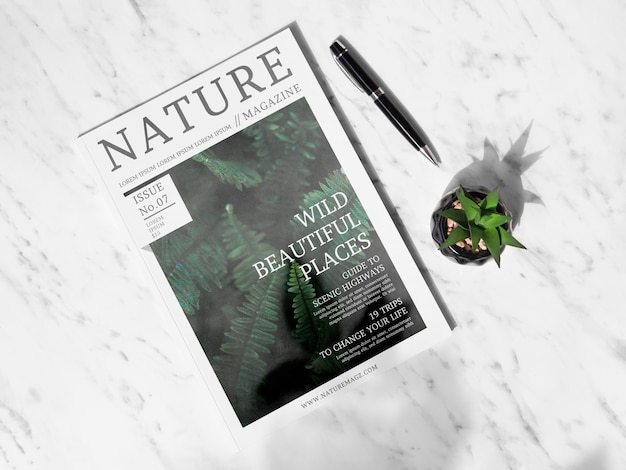 Revista Nature ao lado de uma planta suculenta mock up