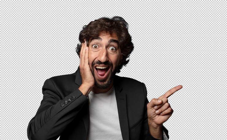 PSD rindo olhando feliz positivo e surpreso perceber uma grande ideia apontando para o espaço de cópia lateral