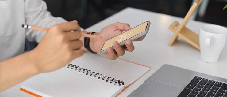 PSD ritagliata colpo di uomo d'affari che lavora alla sua idea con mock up smartphone