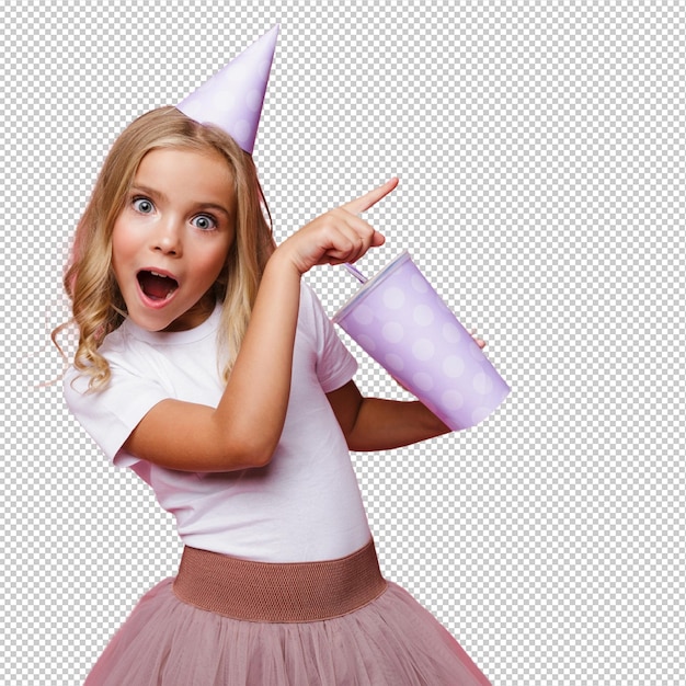 Ritratto di una bambina felice con un cappello di compleanno