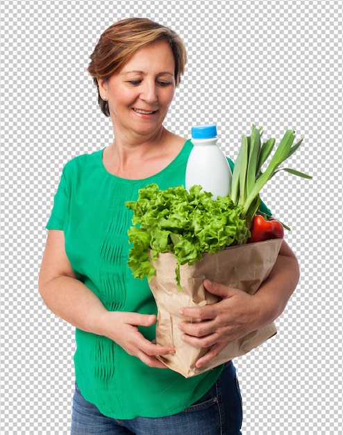 Ritratto di una donna matura che trasporta un sacchetto della spesa con il cibo