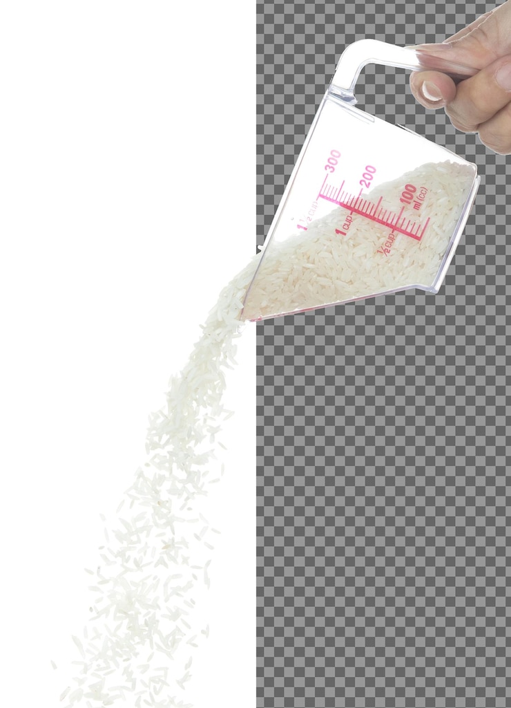 PSD le riz japonais tombe le riz de grain blanc s'écoulant abstrait nuage vole de la coupe de mesure belle graine complète de riz dans l'air conception d'objet alimentaire focus sélectif congélation tiré fond blanc isolé