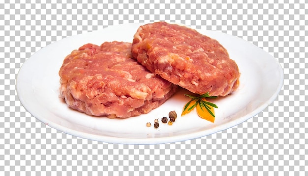 Rohes, gehacktes Rindfleisch für Burger auf einem weißen Teller, das auf einem durchsichtigen Hintergrund isoliert ist