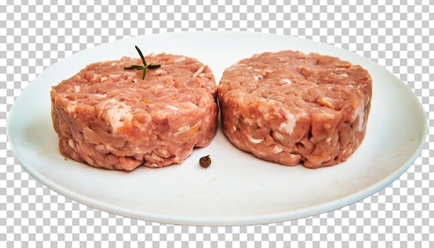Rohes, gehacktes Rindfleisch für Burger auf einem weißen Teller, das auf einem durchsichtigen Hintergrund isoliert ist
