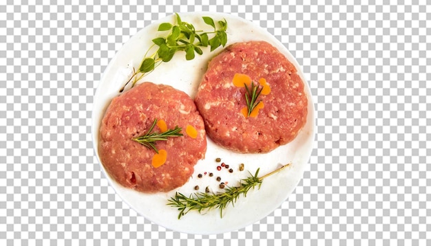 Rohes, gehacktes Rindfleisch für Burger auf einem weißen Teller, das auf einem durchsichtigen Hintergrund isoliert ist