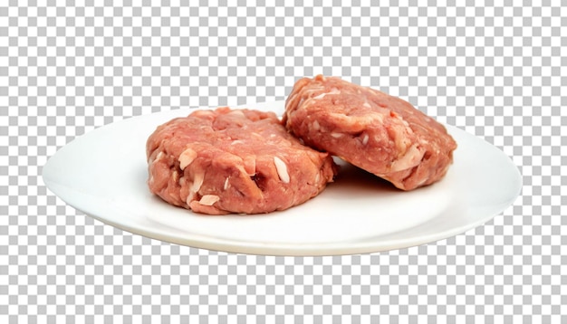 Rohes, gehacktes Rindfleisch für Burger auf einem weißen Teller, das auf einem durchsichtigen Hintergrund isoliert ist