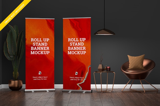 Roll Up Banner Stand Mockup in salotto.