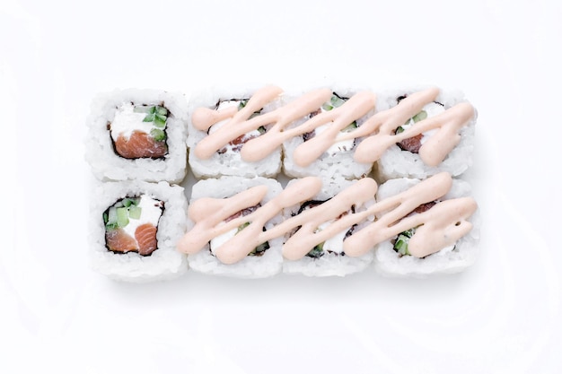 Un rollo de sushi con salmón