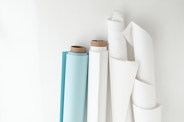 Rolos de papel ao lado da maquete da parede