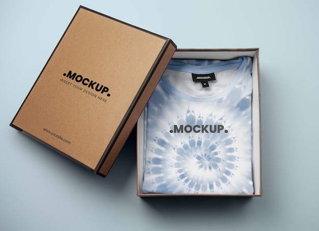 Ropa en caja de regalo, vista superior