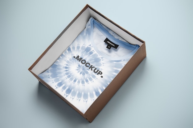 Ropa en caja de regalo, vista superior