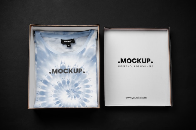 Ropa en caja de regalo, vista superior
