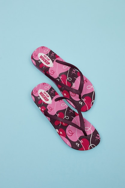 Rosafarbene Flipflops der Draufsicht im Studio