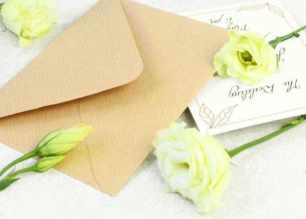 PSD roses et enveloppe artisanale sur fond gris