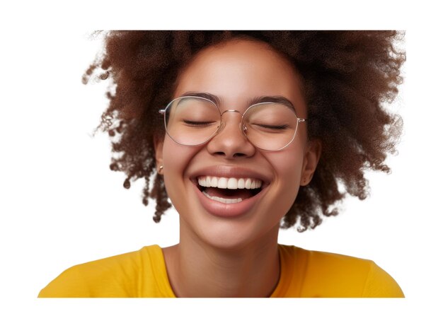 Rosto de perto de uma rapariga feliz de raça mista a rir com óculos