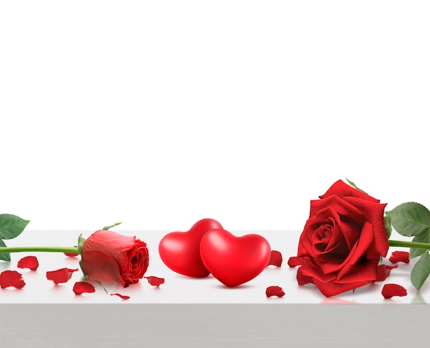 Rote Herzen Rote Rosen und Rosenblätter auf einem weißen Holztisch Valentinstagskonzept