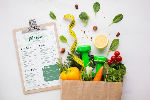 PSD saco de papel cheio de deliciosos alimentos orgânicos e menu de dieta