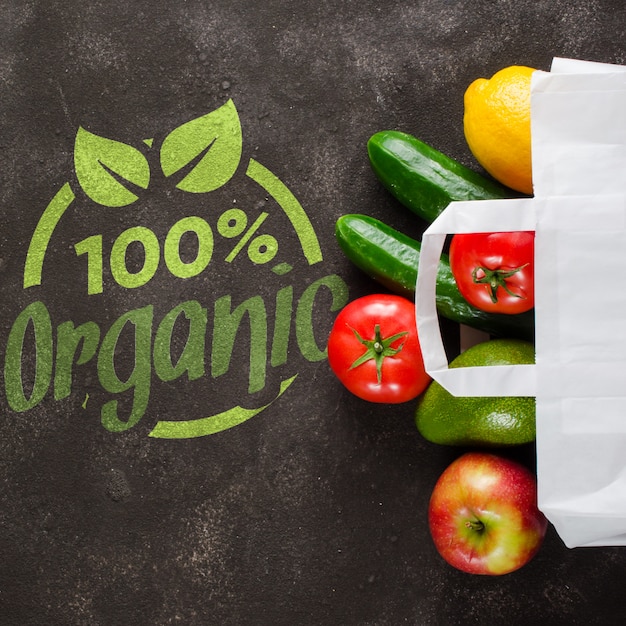 Saco de papel com várias compras no fundo escuro de concreto. Conceito de entrega de comida. Doações de alimentos.