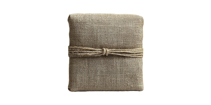 PSD saco de tecido de burlap com laço de corda isolado sobre fundo transparente