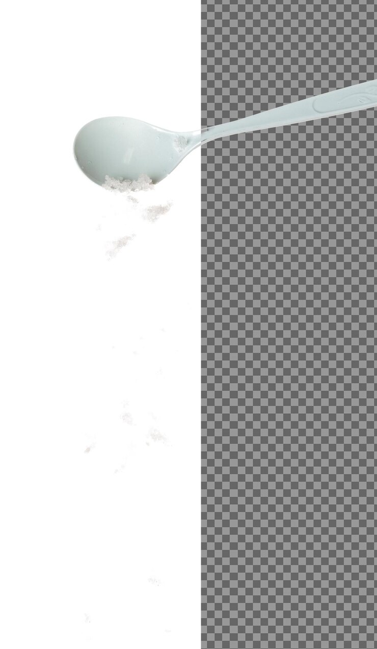 PSD la sal de cristal cae derramando en cuchara de plástico escamas de grano blanco sales explotan abstracto nube volar sal de gran tamaño sal en el aire diseño de elementos de alimento objeto de fondo blanco aislado de alta velocidad