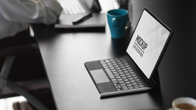 Sala de escritório moderna com tablet de tela de maquete