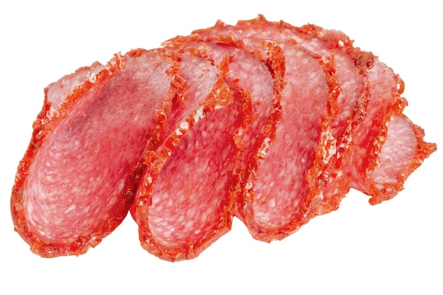 Salchichas de salami en rodajas sobre un fondo vacío