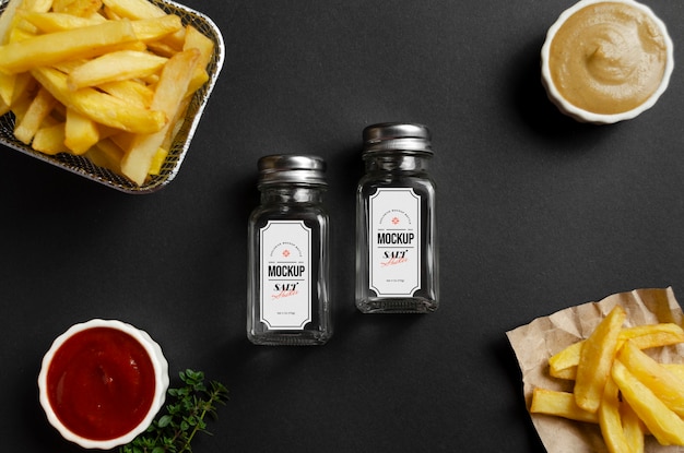 Salero en botella de vidrio con ketchup y mostaza