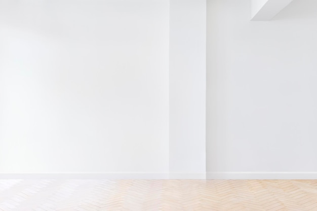 Une salle de conférence lumineuse avec deux tableaux blancs et une télévision.