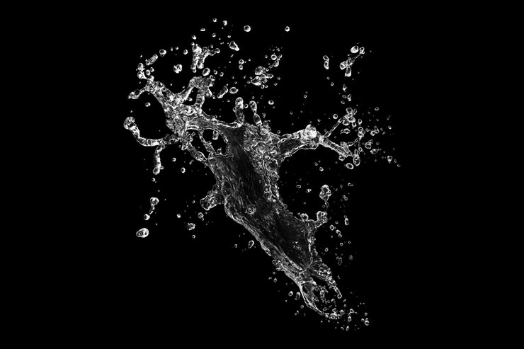 Salpicaduras de agua contra un fondo negro