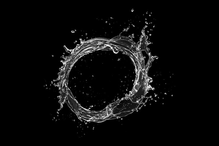 Las salpicaduras de agua en una formación circular contra un fondo negro