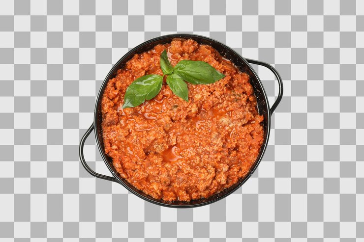 PSD salsa bolognese de png en sartén aislada sobre un fondo blanco vista de arriba