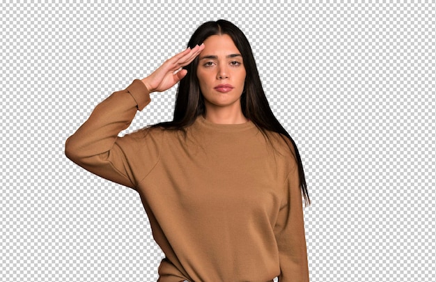 Saludar a la cámara con un saludo militar en un acto de honor y patriotismo mostrando respeto