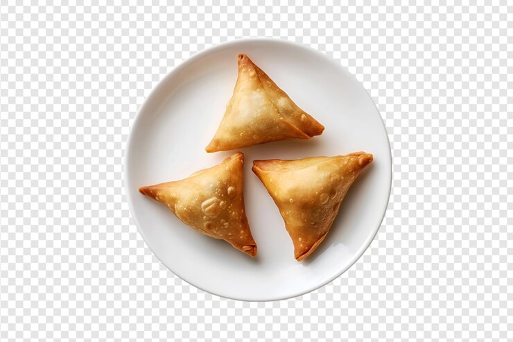 PSD samosas fritas doradas en un plato blanco aislado sobre un fondo transparente