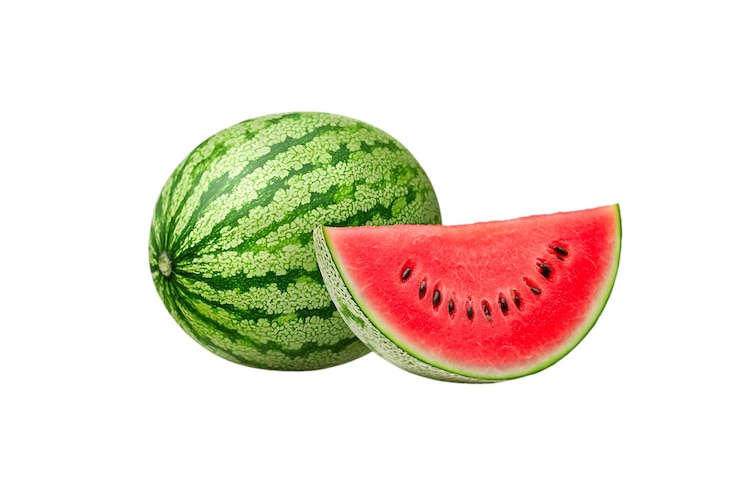 PSD sandía fresca con rebanadas de jugosas frutas de verano sobre un fondo blanco