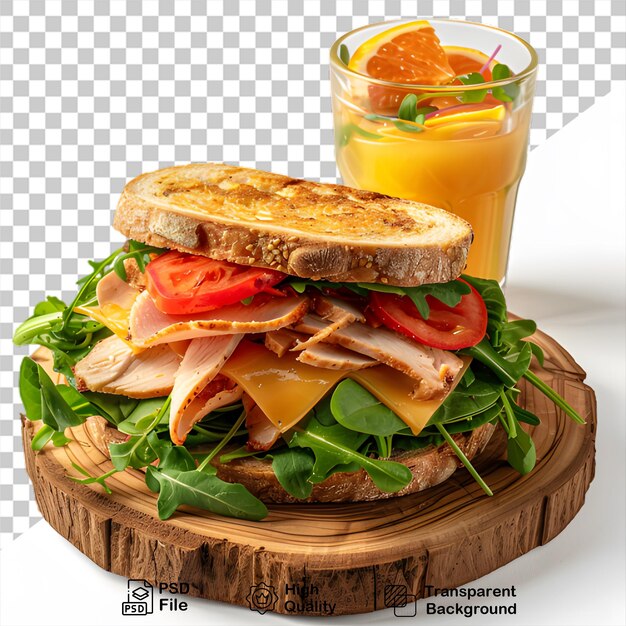 PSD sanduíche com um copo de suco de laranja em uma tábua de madeira isolada em fundo transparente