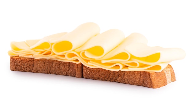 PSD sándwich abierto dos rebanadas de pan de grano entero con varios rebanados de queso mozzarella plegados sobre un fondo transparente en ángulo