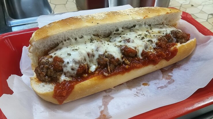 PSD un sándwich de albóndigas con queso derretido