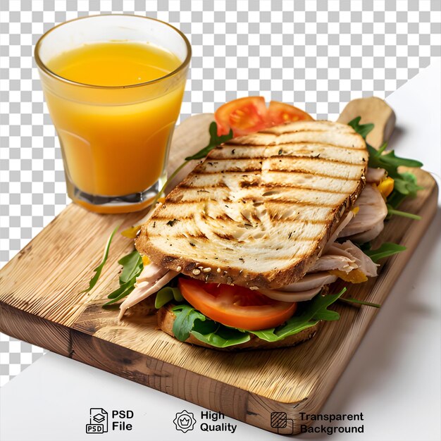 Sándwich con un vaso de jugo de naranja en una tabla de madera aislada sobre un fondo transparente