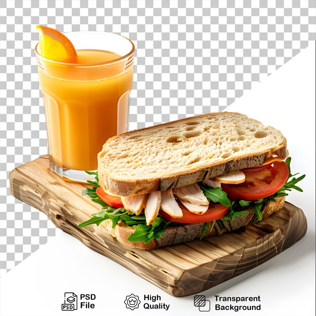 Sándwich con un vaso de jugo de naranja en una tabla de madera aislada sobre un fondo transparente