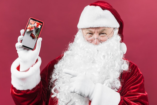 Santa presentando mockup de smartphone