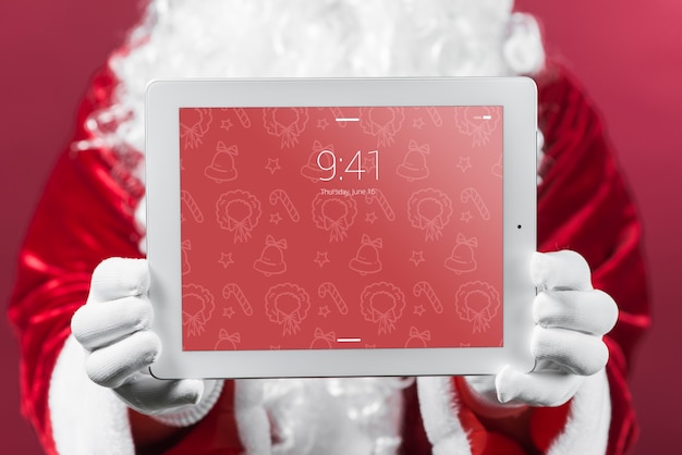 Santa presentando mockup de tableta