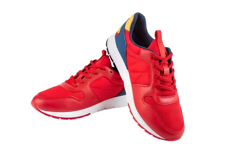 PSD sapatos de corrida atléticos vermelhos dinâmicos isolados em fundo transparente