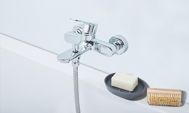 sapone e spazzola da rubinetto in acciaio inossidabile in bagno