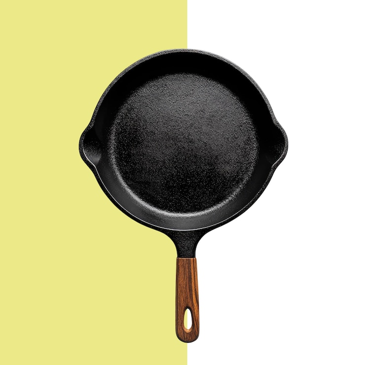 PSD una sartén de castirón negra con un mango de madera aislado en un fondo blanco fondo alfa transparente png