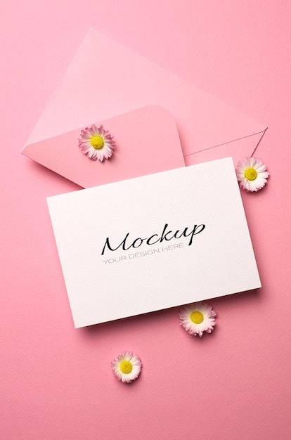 Saudação ou convite ou maquete de cartão com flores de envelope e margarida em rosa