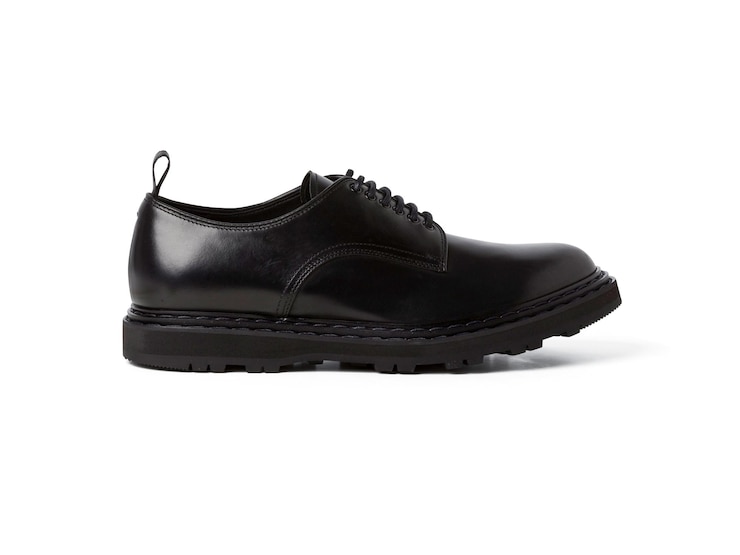 PSD scarpe a fondo nero di pelle forte fatte di fomal e casuali isolate a vista larga