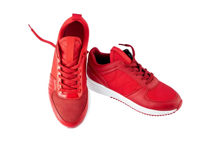 PSD scarpe da corsa atletiche rosse dinamiche isolate su uno sfondo trasparente