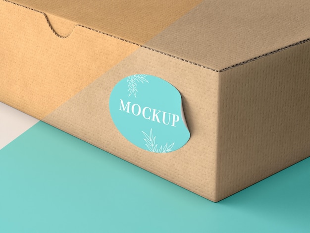 Scatola di cartone con adesivo mock up