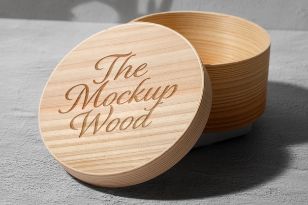 Scatola di legno con modello di logo inciso
