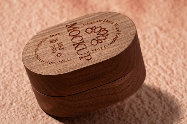 Scatola di legno con modello di logo inciso
